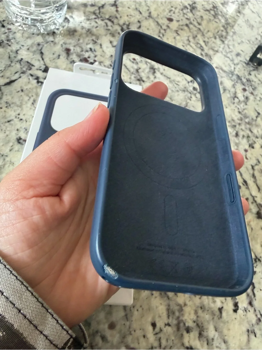 Apple midnight silicone case iPhone 17 pro